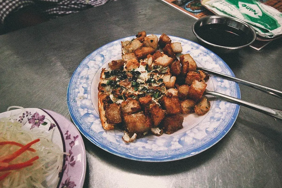 10 món ăn vặt ngon nhất của Việt Nam khiến cặp đôi nước ngoài mê mẩn: Món cuối quá lạ!-3