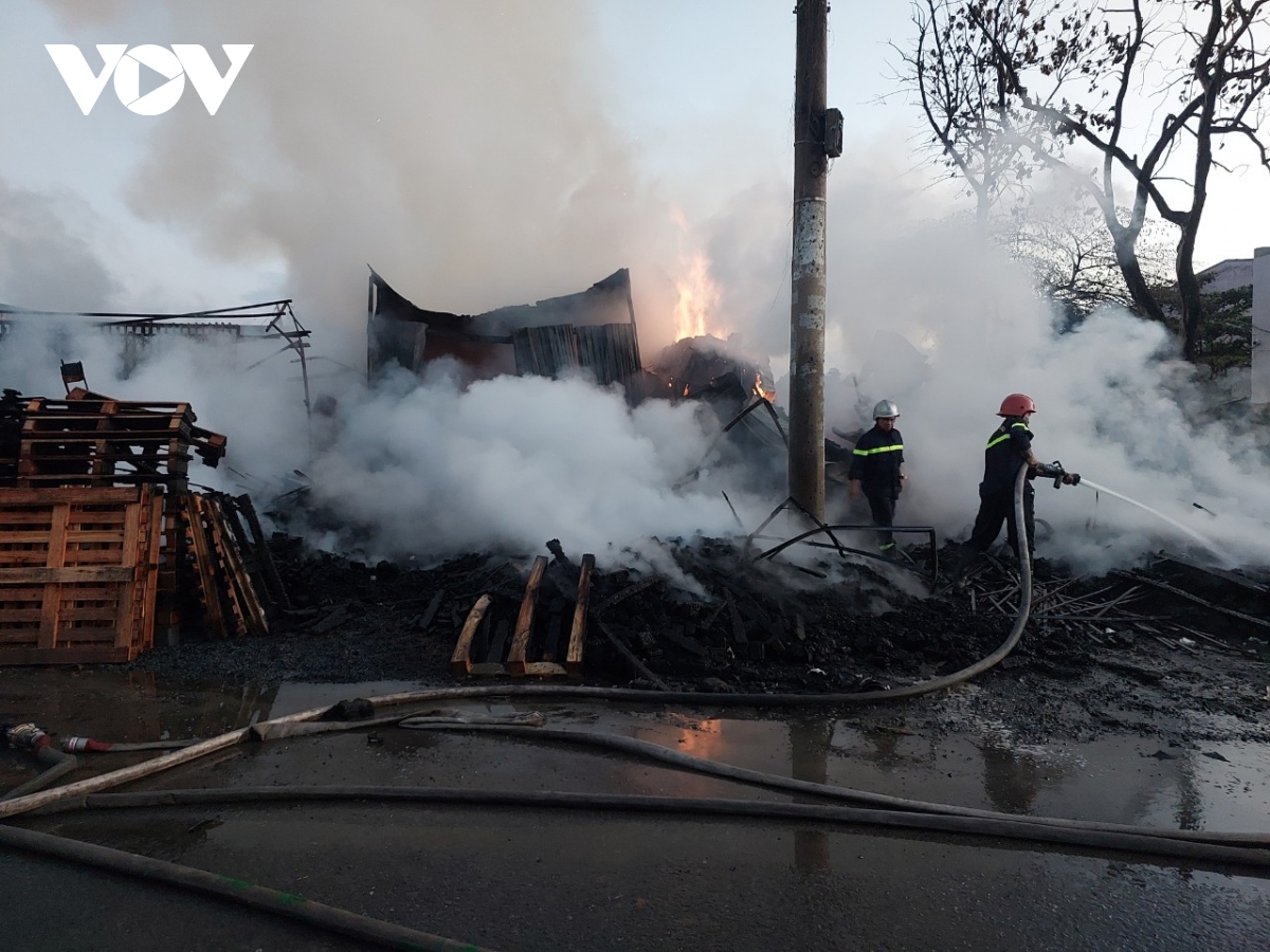 Giải cứu 6 người bị mắc kẹt trong căn nhà cháy lúc rạng sáng tại TP.HCM-1
