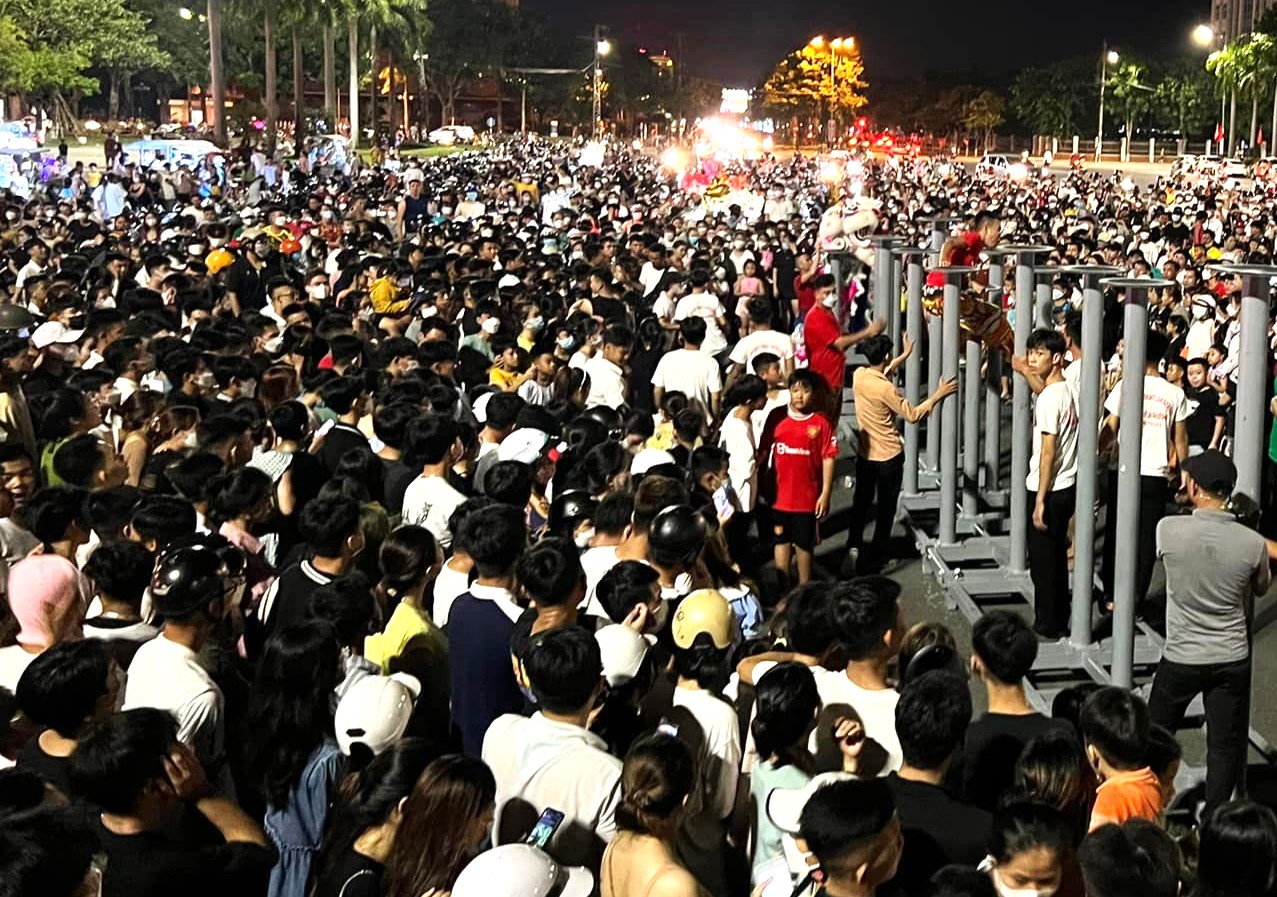 Quảng Nam: Đông nghịt người dân ở TP Tam Kỳ đổ ra đường xem múa lân-10