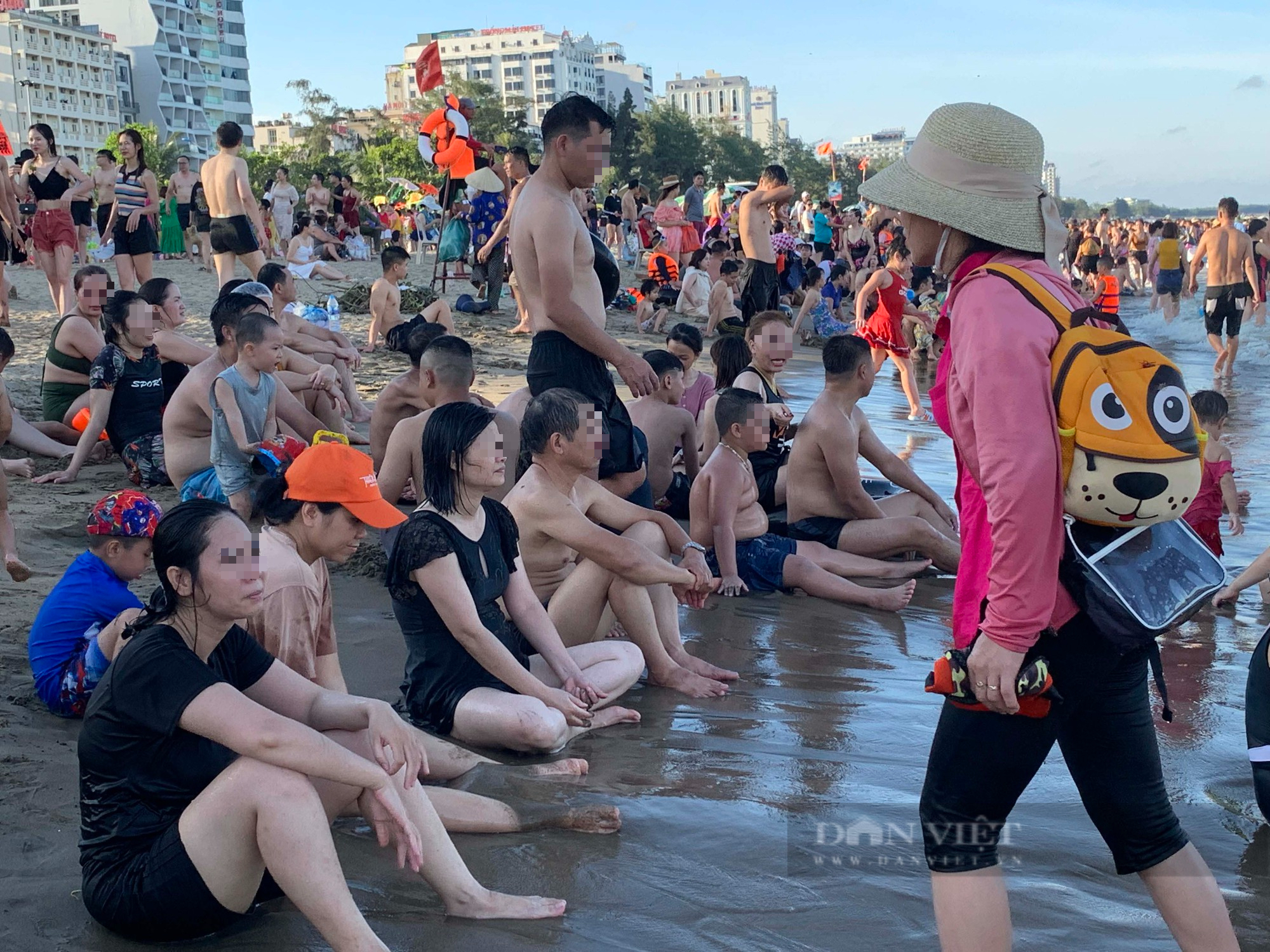 18 giờ chiều, bãi biển Sầm Sơn vẫn trong tình trạng "thất thủ"-3