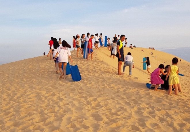 Đến cồn cát Quang Phú trải nghiệm trò chơi trượt cát, lái xe địa hình-3