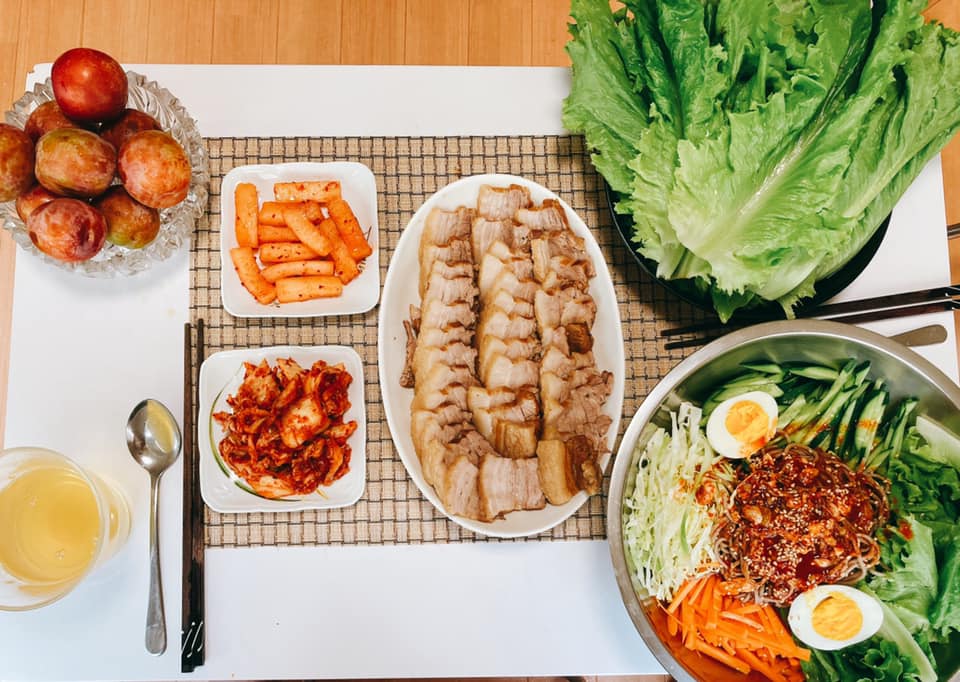 Bàn ăn Hàn Quốc đầy ắp gồm thịt luộc và mỳ kiều mạch trộn cay!-1