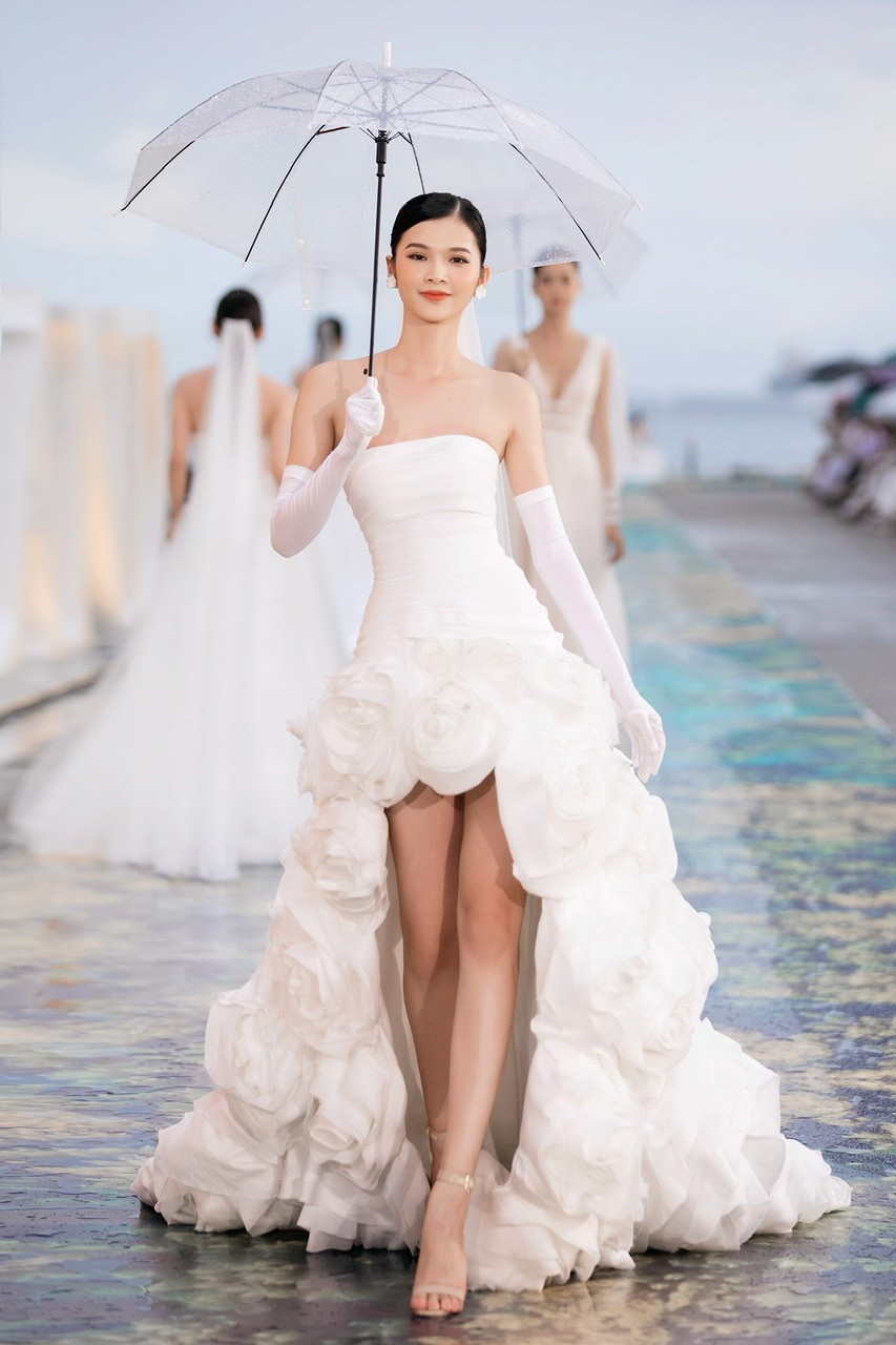 Hoa hậu Tiểu Vy, Á hậu Phương Anh đọ sắc khi diện váy cưới-5