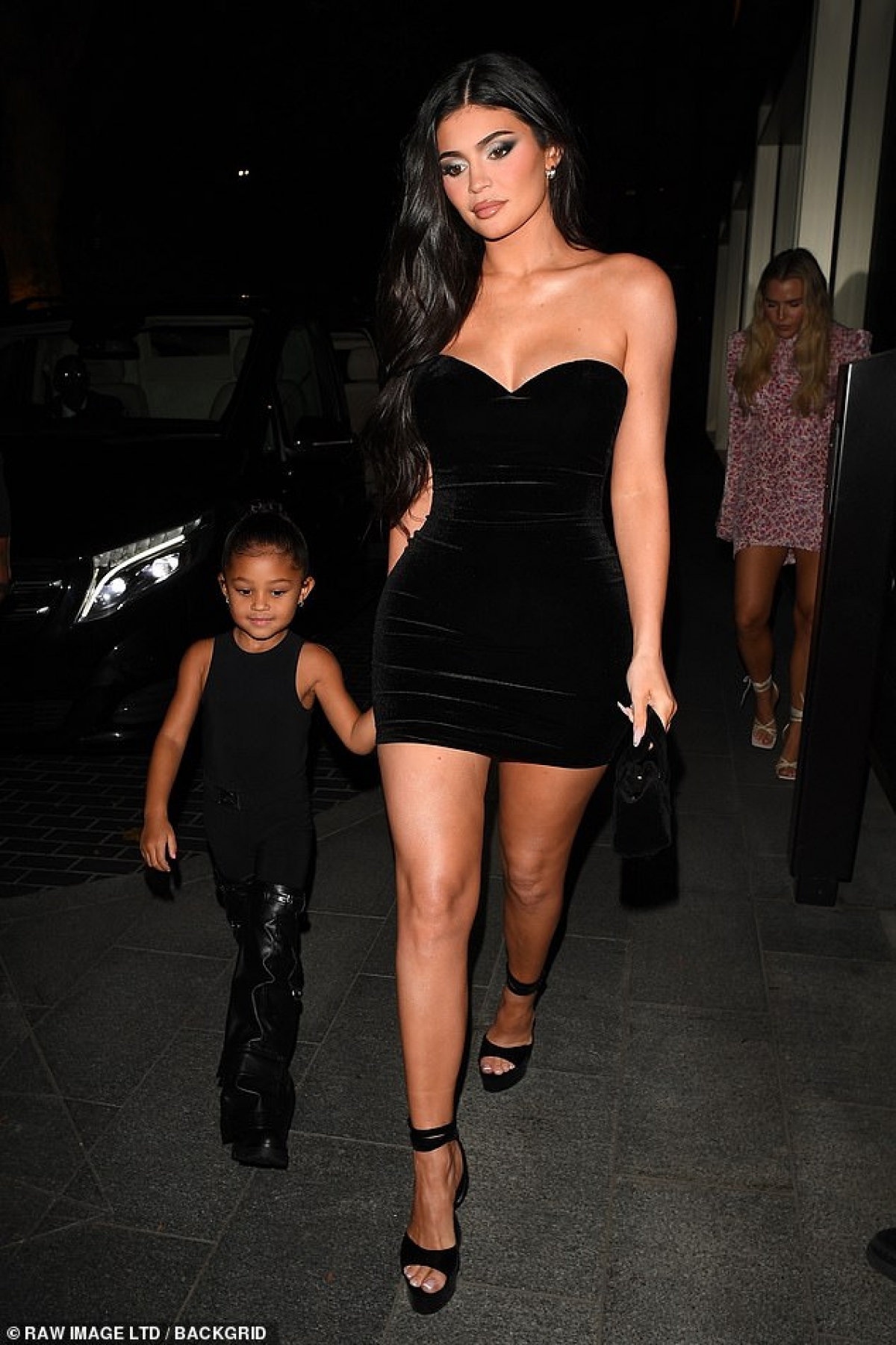 Kylie Jenner mặc đầm gợi cảm đi chơi tối cùng bạn trai và con gái cưng-2