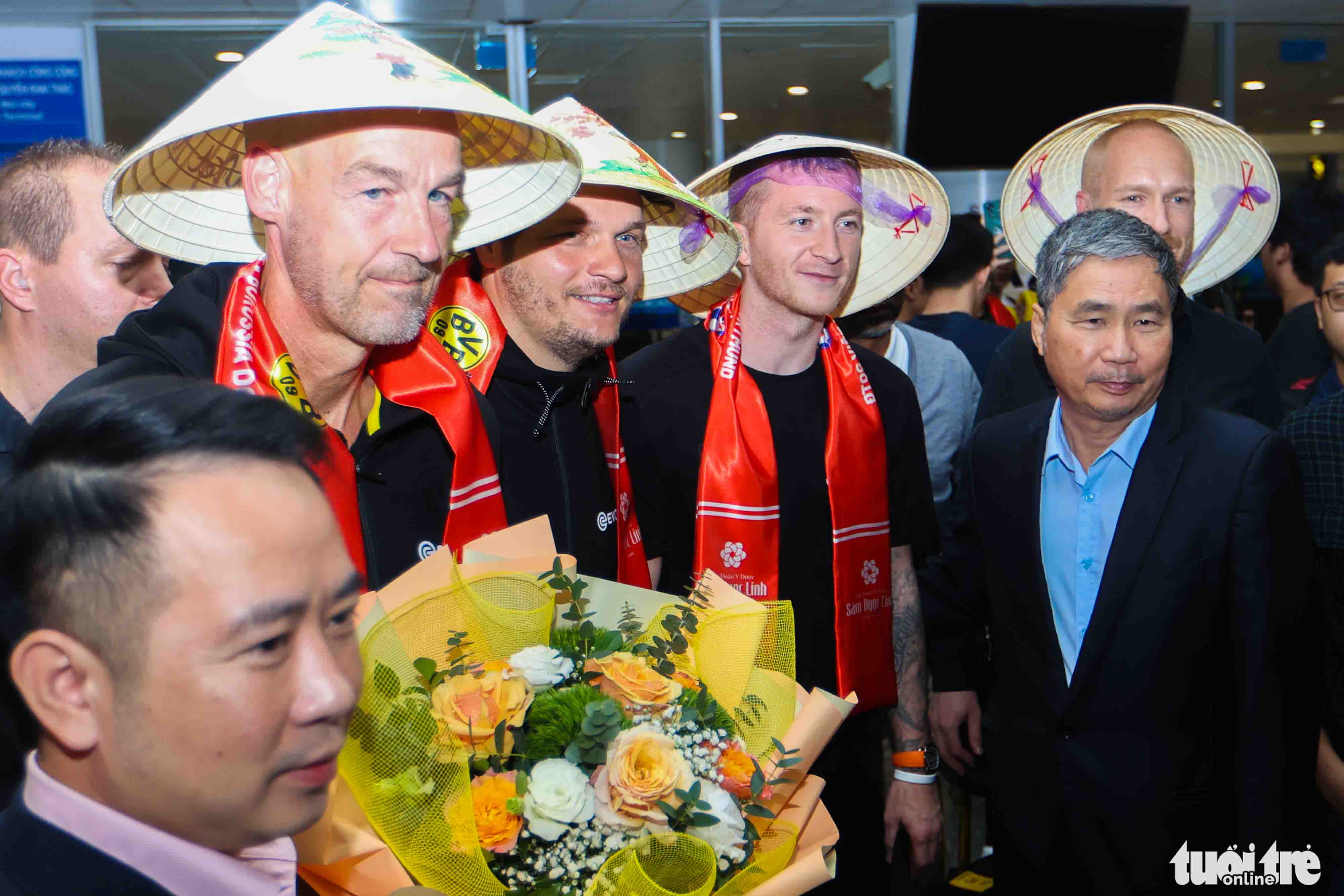 Marco Reus cùng các cầu thủ Borussia Dortmund thích thú với chiếc nón lá khi đến Việt Nam-1