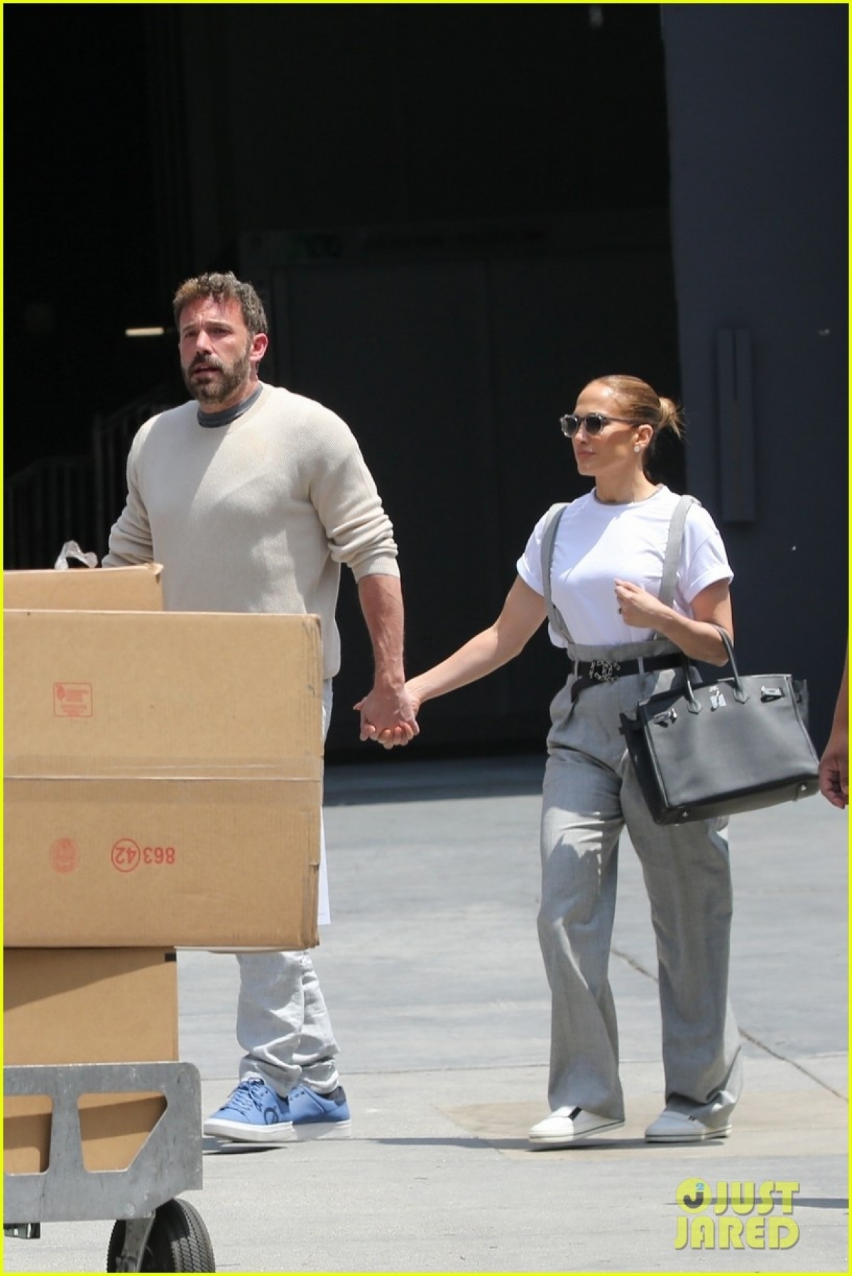 Jennifer Lopez lên đồ điệu đà, tình cảm nắm tay bạn trai trên phim trường-5