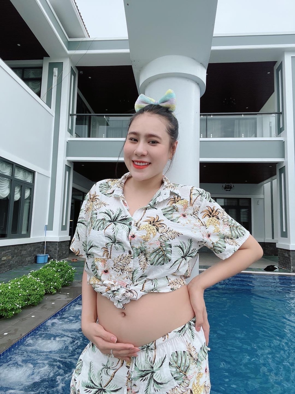 Diện mạo Hồ Bích Trâm mang thai, rạng rỡ đọ dáng cùng mỹ nhân Việt-1
