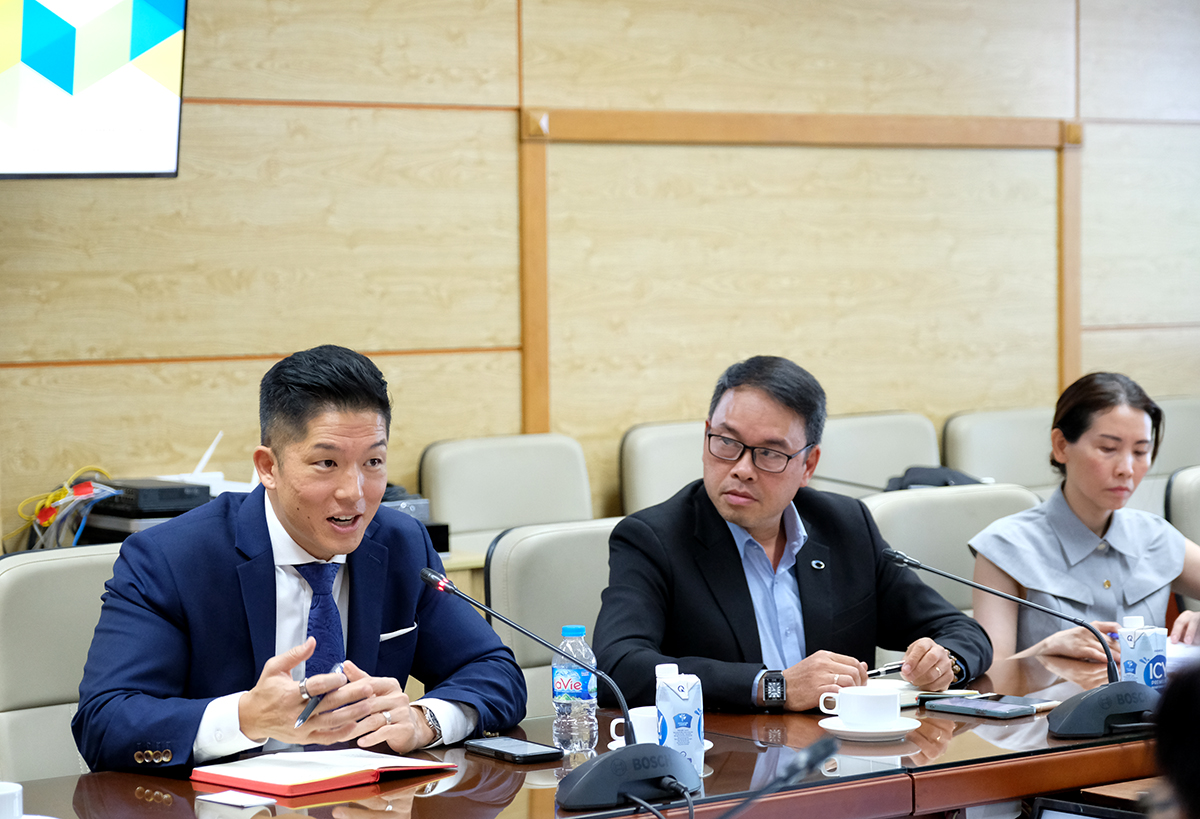 Thứ trưởng Bộ Y tế tiếp Tổng Giám đốc Công ty Pfizer Việt Nam-3