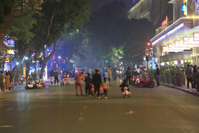 Người dân đổ về trung tâm TP Hà Nội đón giao thừa-7