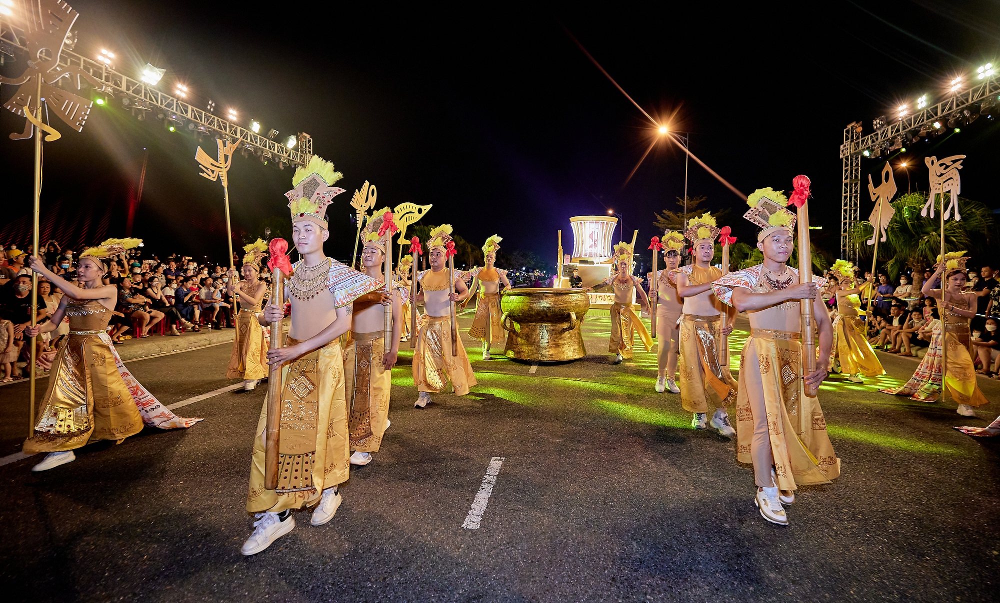 Đà Nẵng rực rỡ sắc màu với đêm lễ hội Carnival đường phố-4