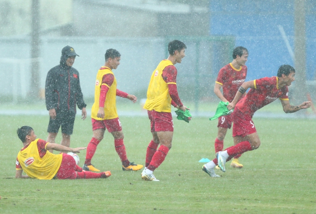 HLV Park Hang-seo và các học trò tập luyện dưới trời mưa nặng hạt-7