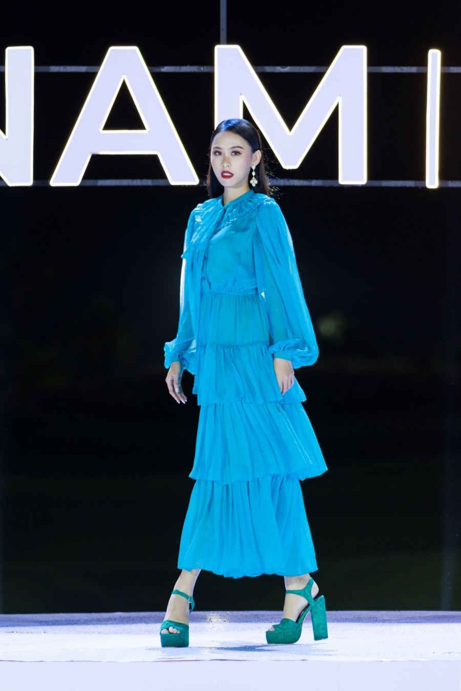 Top 38 thí sinh Miss World Vietnam trình diễn thời trang dưới mưa-12
