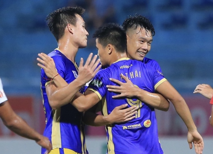 Thắng đậm CLB Bình Dương, Hà Nội FC thách thức cuộc đua vô địch V-League-1