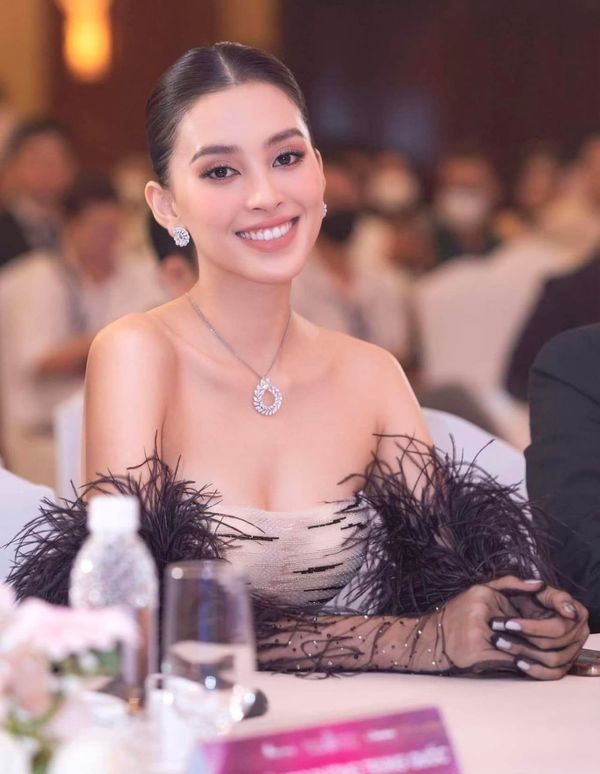 Hoa hậu Tiểu Vy giữ vững danh xưng "mỹ nhân ngàn năm có một" của Vbiz-12
