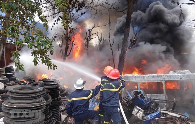Hà Nội: Cháy lớn ở một nhà kho tại Hà Đông, có người mắc kẹt-1
