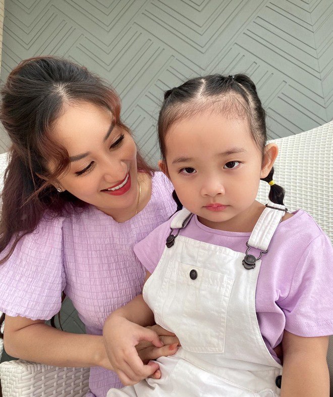 Con gái 4 tuổi của Khánh Thi - Phan Hiển ngày càng điệu đà-9