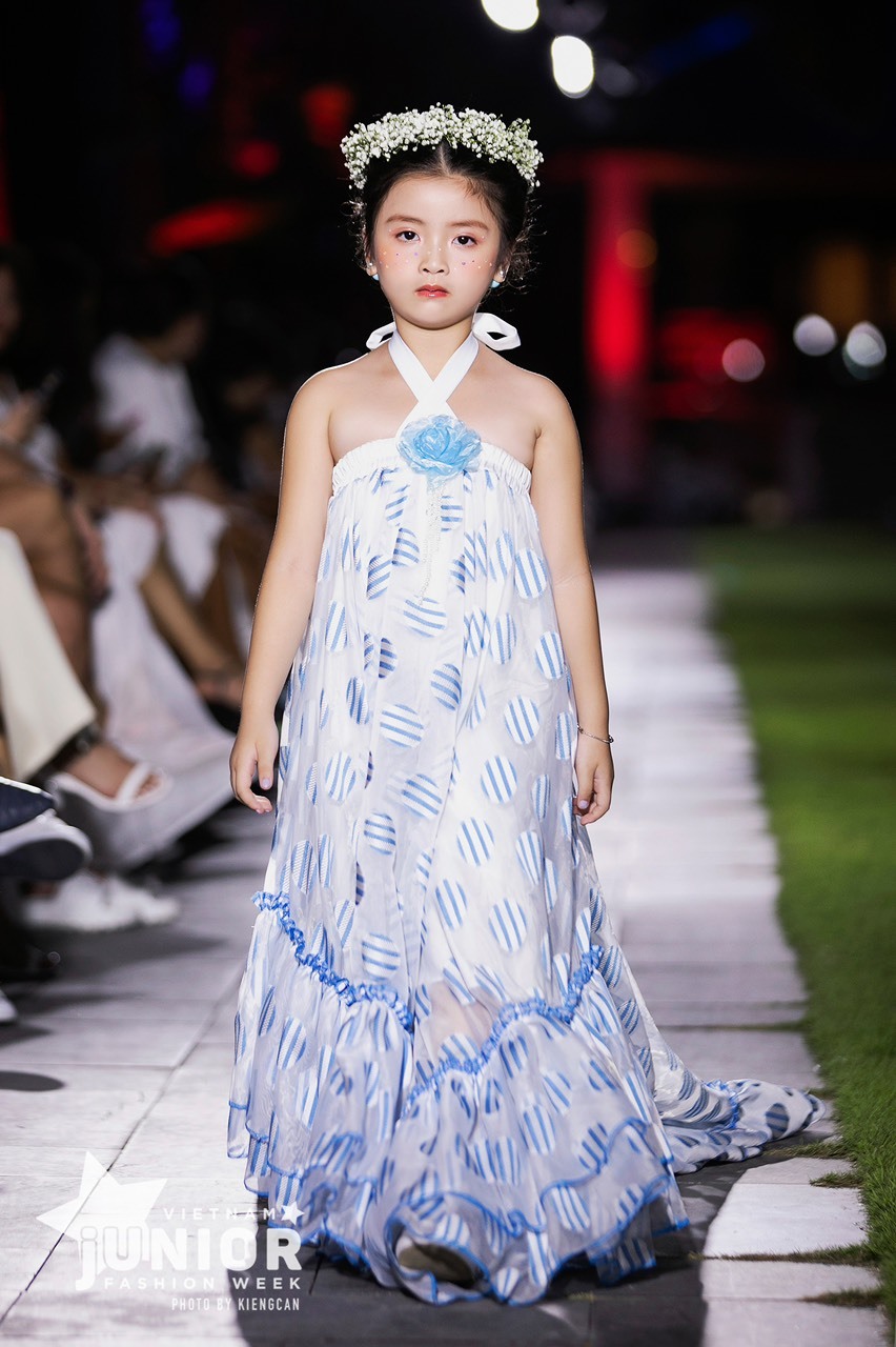 Mẫu nhí Annie Phương Anh toả sáng tại Destination Runway Fashion Week-2