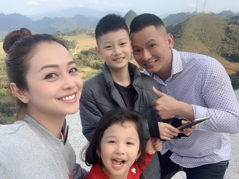 Con trai Jennifer Phạm và Quang Dũng về nước sau 2 năm ở nước ngoài, cao hơn mẹ Hoa hậu 1 cái đầu-9