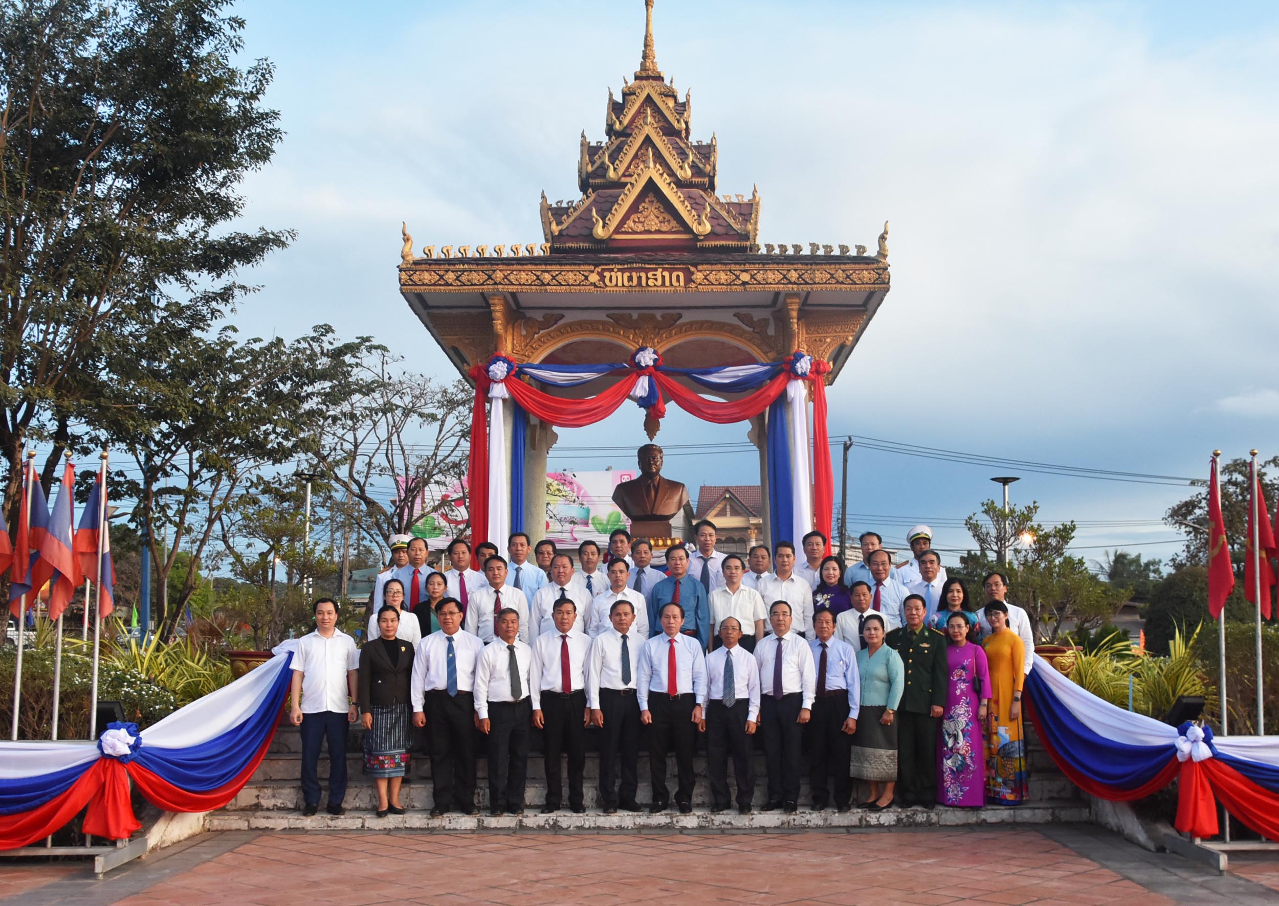 Vun đắp mối quan hệ hữu nghị vĩ đại Việt Nam - Lào mãi mãi xanh tươi, đời đời bền vững-21