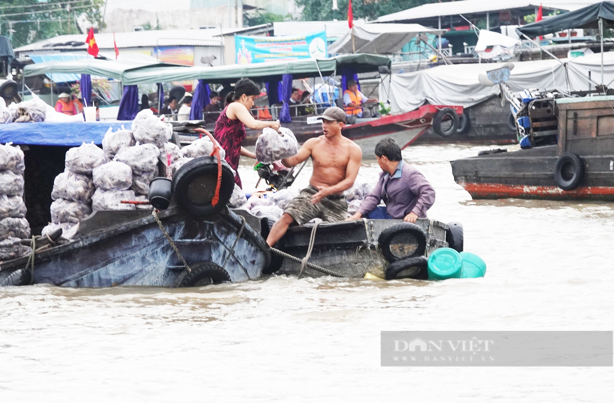 Cần Thơ: 40 tàu diễu hành tại chợ nổi Cái Răng-4