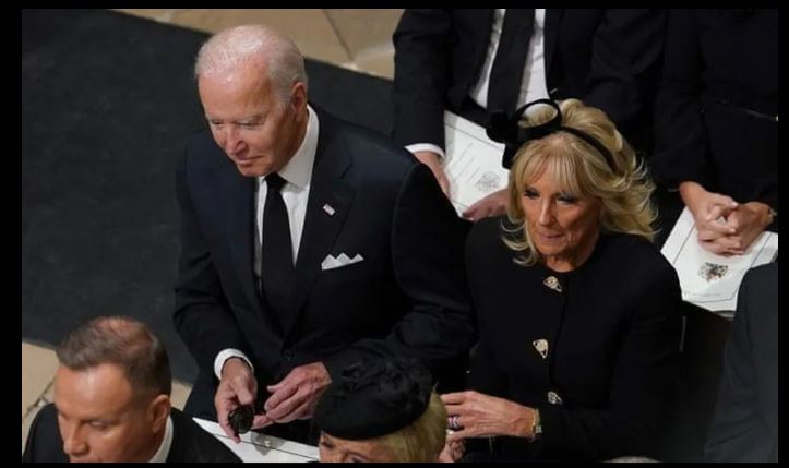Đệ nhất phu nhân Mỹ Jill Biden bị chỉ trích ăn mặc không phù hợp khi viếng tang Nữ hoàng Elizabeth II-4