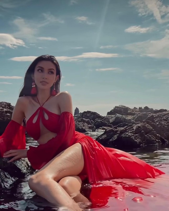 Hoa hậu Thuỳ Tiên mặc bikini đỏ rực, khoe dáng nóng bỏng tựa "nàng tiên cá" trên biển-4