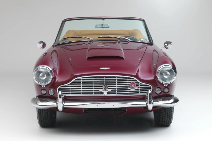 Xe cổ Aston Martin DB4 Convertible đời 1962 được bán đấu giá-3