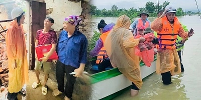 Loạt ảnh Thủy Tiên lội nước đi hỗ trợ bà con miền Trung bị bão lũ-cover-img