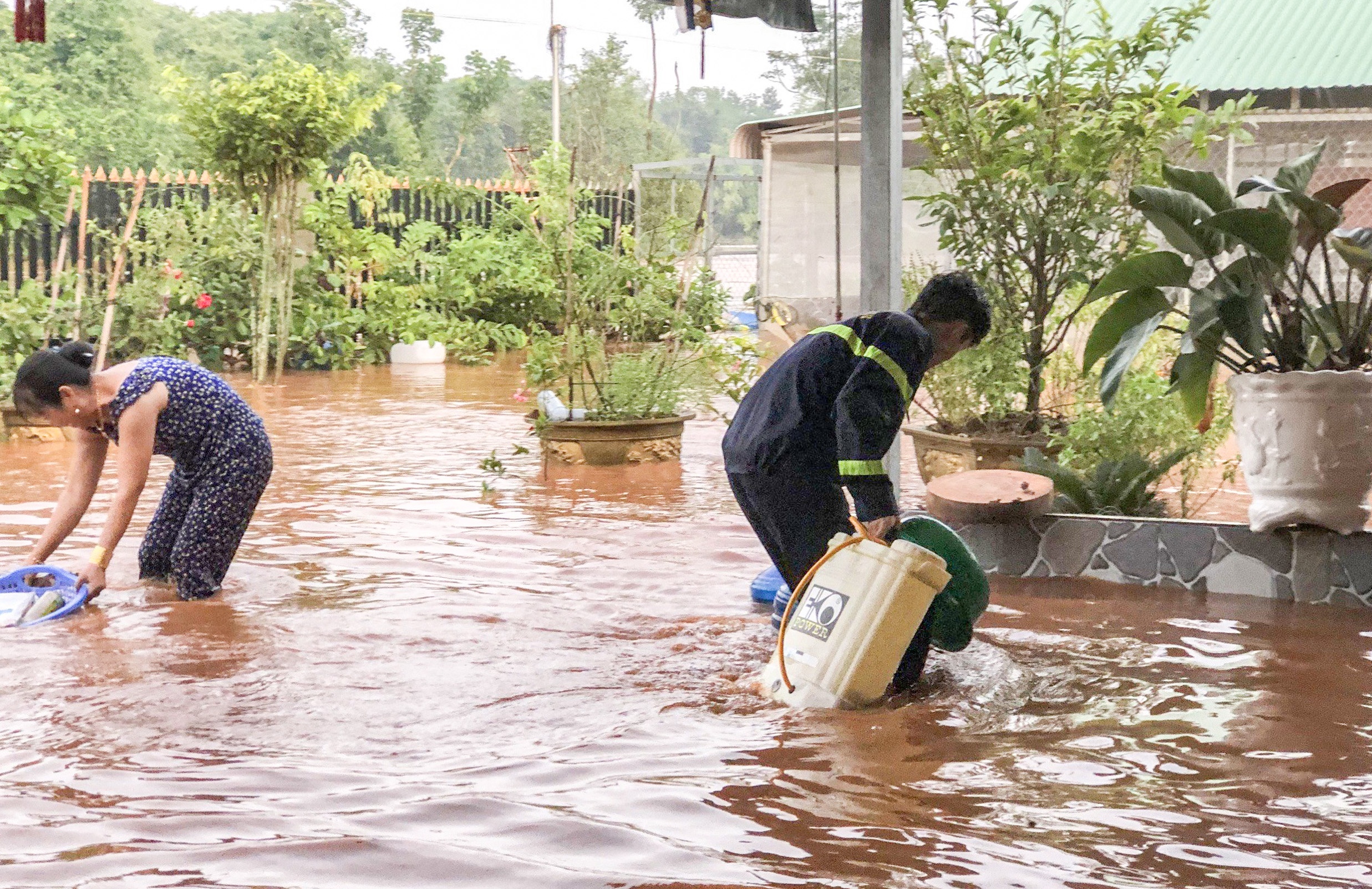 Nhiều hộ dân mắc kẹt trong lũ lụt ở Bình Phước-2