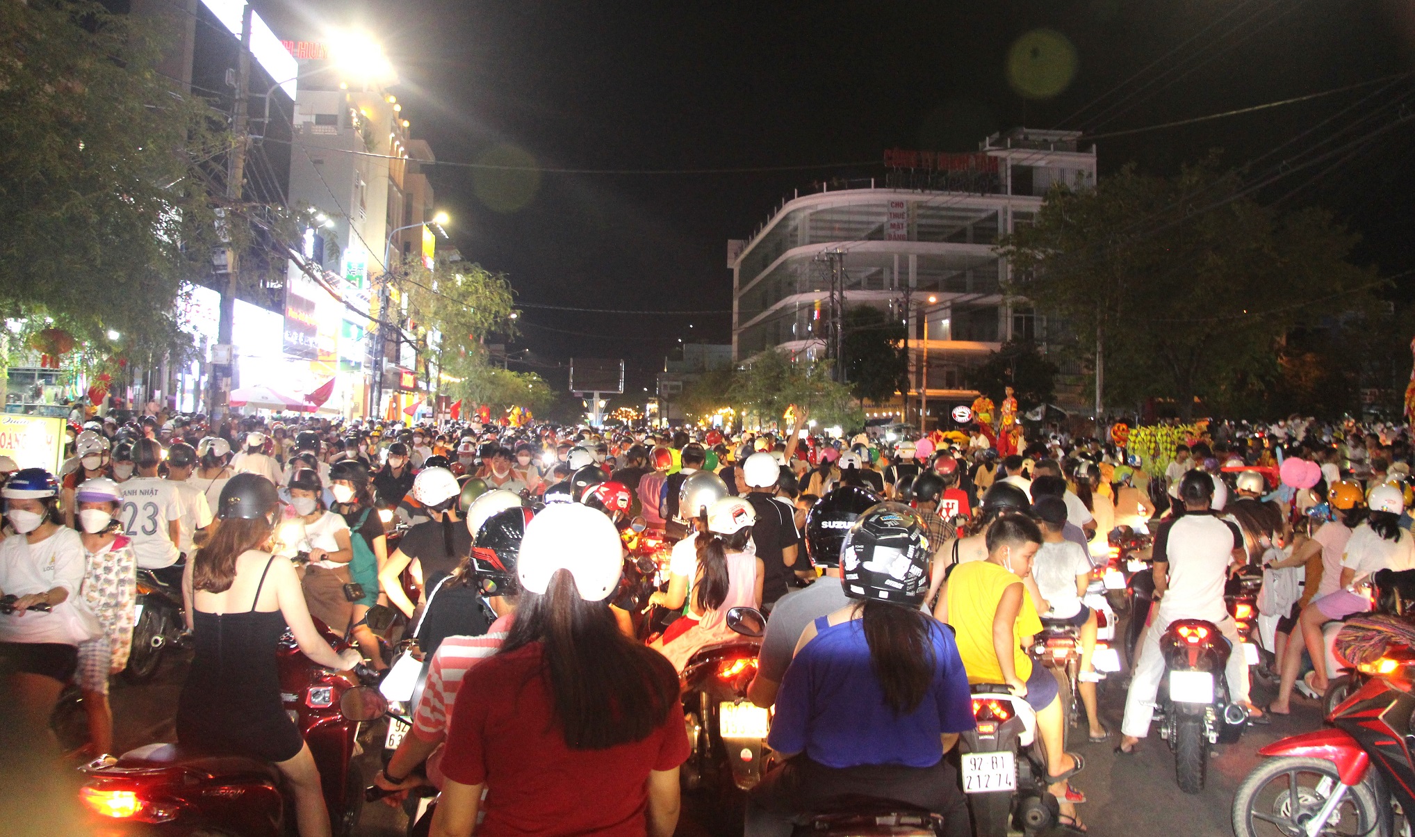 Quảng Nam: Đông nghịt người dân ở TP Tam Kỳ đổ ra đường xem múa lân-4