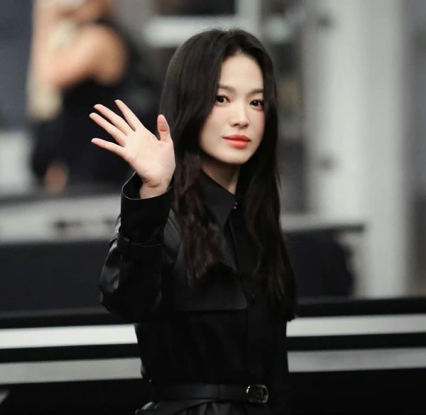 Song Hye Kyo chứng minh danh xưng "tình đầu quốc dân" qua ảnh chụp lén-4