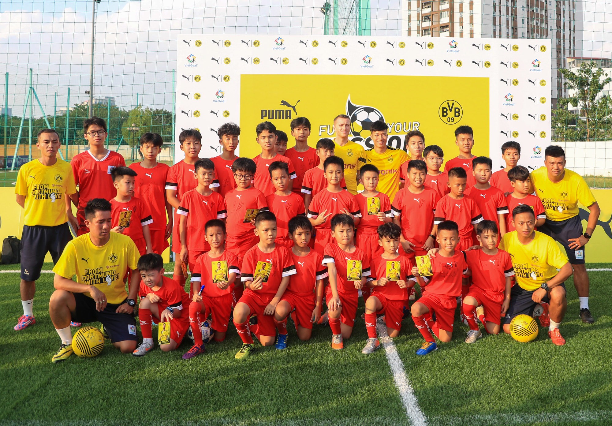 Dàn cầu thủ Dortmund so tài cùng 30 cầu thủ nhí Việt Nam-3