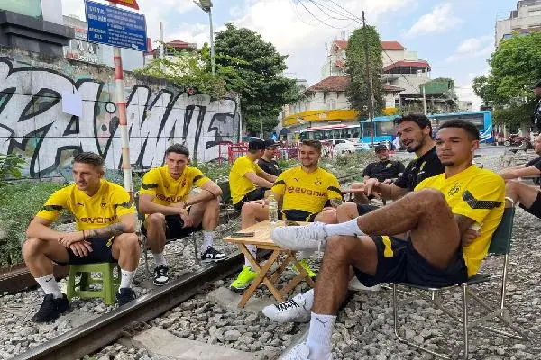 Nhiều cầu thủ Borussia Dortmund chụp ảnh ở cà phê đường tàu-img