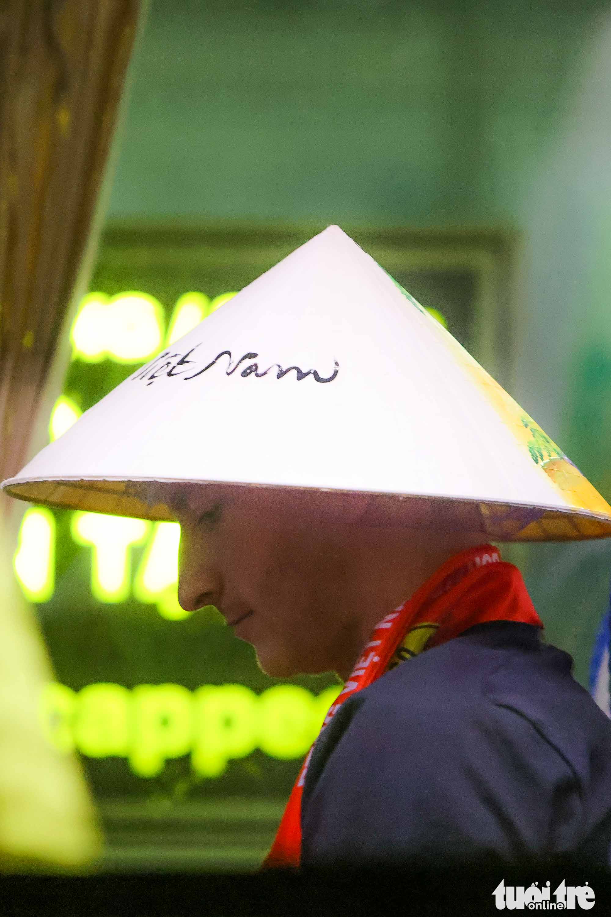 Marco Reus cùng các cầu thủ Borussia Dortmund thích thú với chiếc nón lá khi đến Việt Nam-6