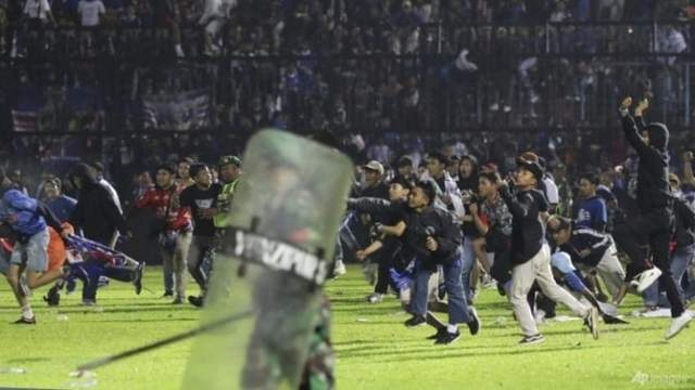 Bạo loạn bóng đá tại Indonesia: Số khán giả vào sân vượt quá mức cho phép-cover-img