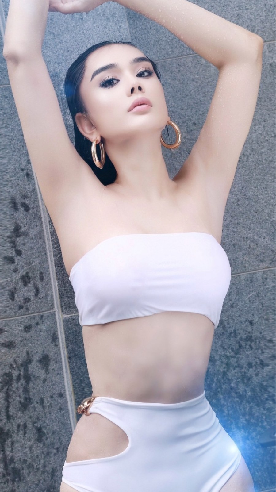 Lâm Khánh Chi khoe vòng eo con kiến hút mắt trong trang phục bikini-5