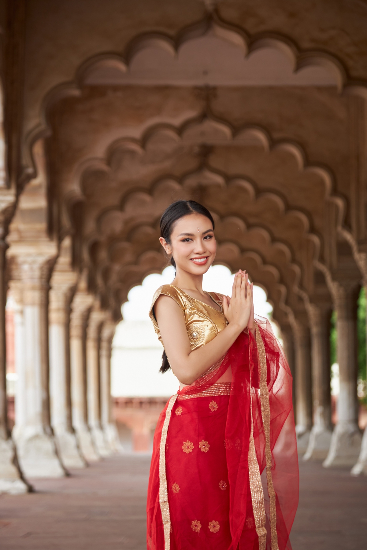 Á hậu Thủy Tiên đẹp cuốn hút trong trang phục truyền thống của phụ nữ Ấn Độ-2