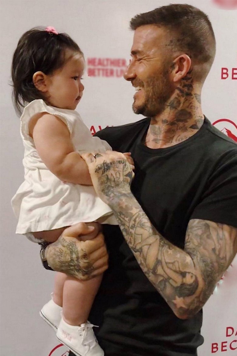 Bé gái 4 tuổi từng được David Beckham bế và khen xinh: Nay đã là mẫu nhí tài năng, được mẹ dạy bảo ngoan ngoãn từ nhỏ-1