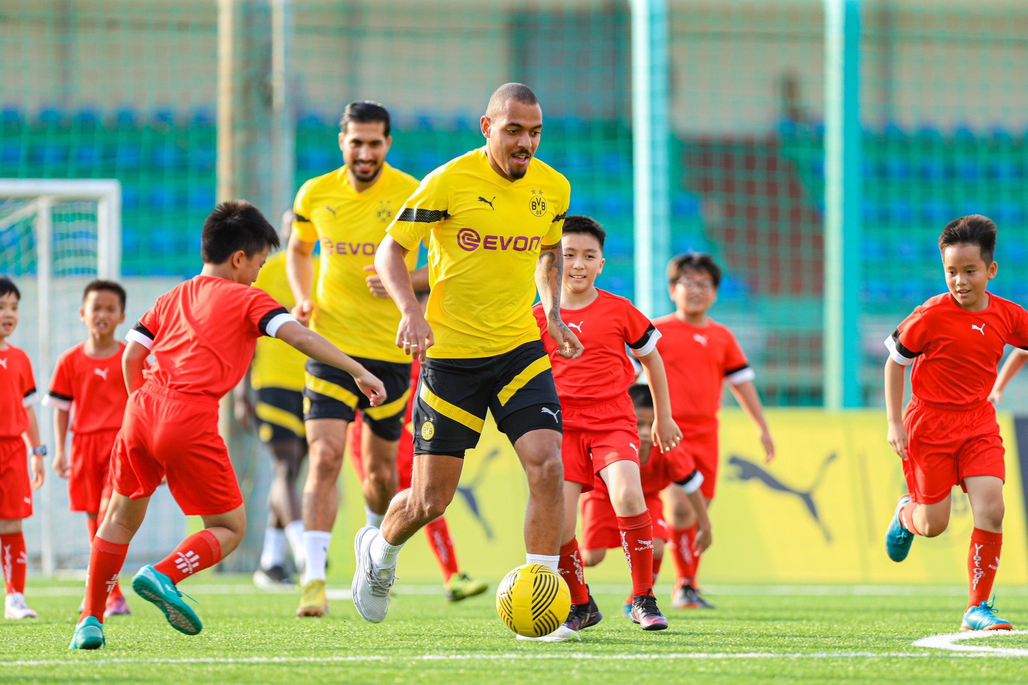 Danh thủ Hồng Sơn và Mạc Hồng Quân cùng dàn sao Dortmund "trắng tay" trong trận giao hữu trước các cầu thủ nhí Việt Nam-7