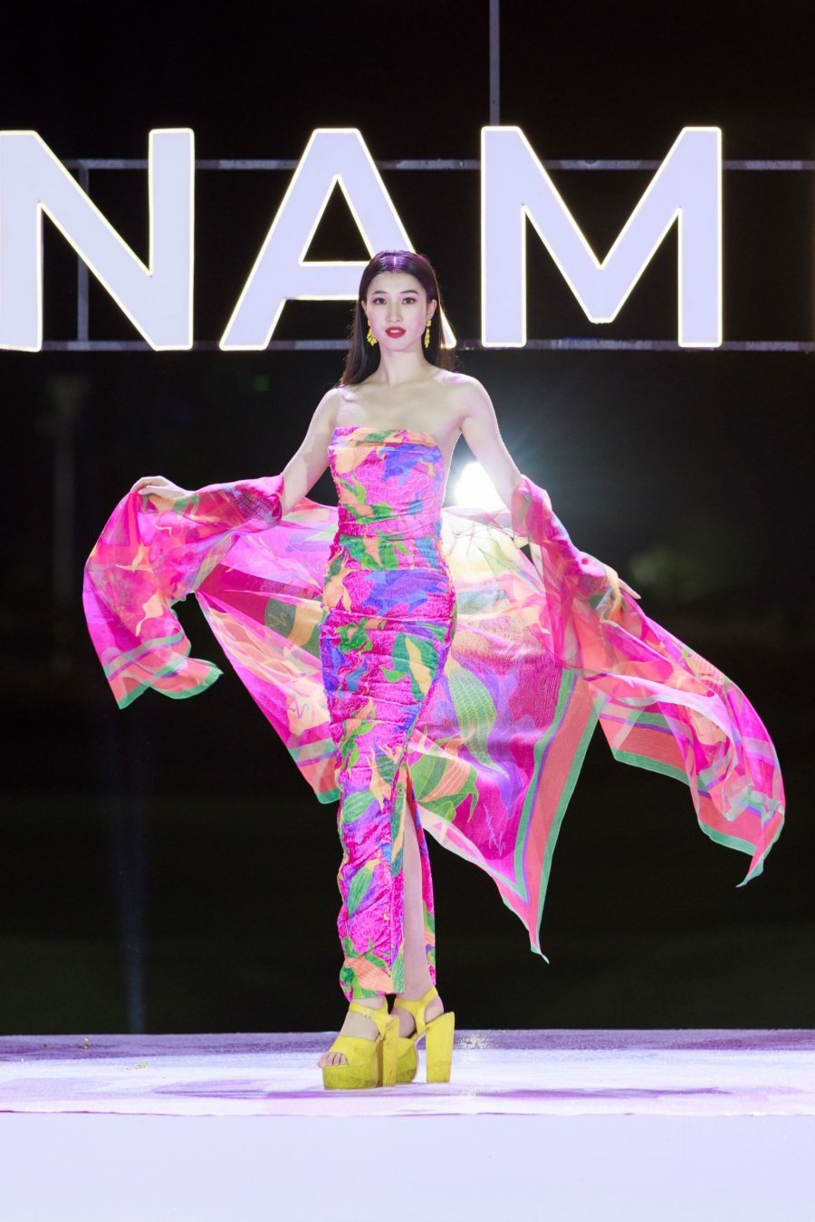 Top 38 thí sinh Miss World Vietnam trình diễn thời trang dưới mưa-16