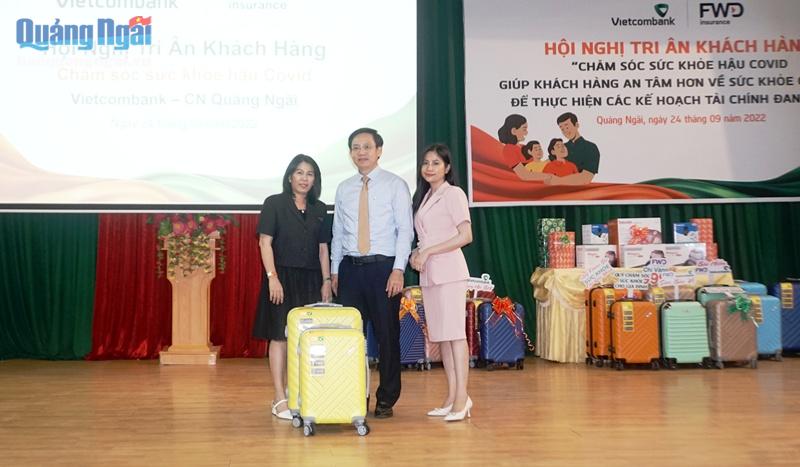 Vietcombank Quảng Ngãi chăm sóc sức khỏe tri ân khách hàng-1