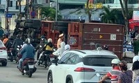 Cận cảnh xe container ôm cua lật nhào tại vòng xuyến ở Đà Nẵng-cover-img