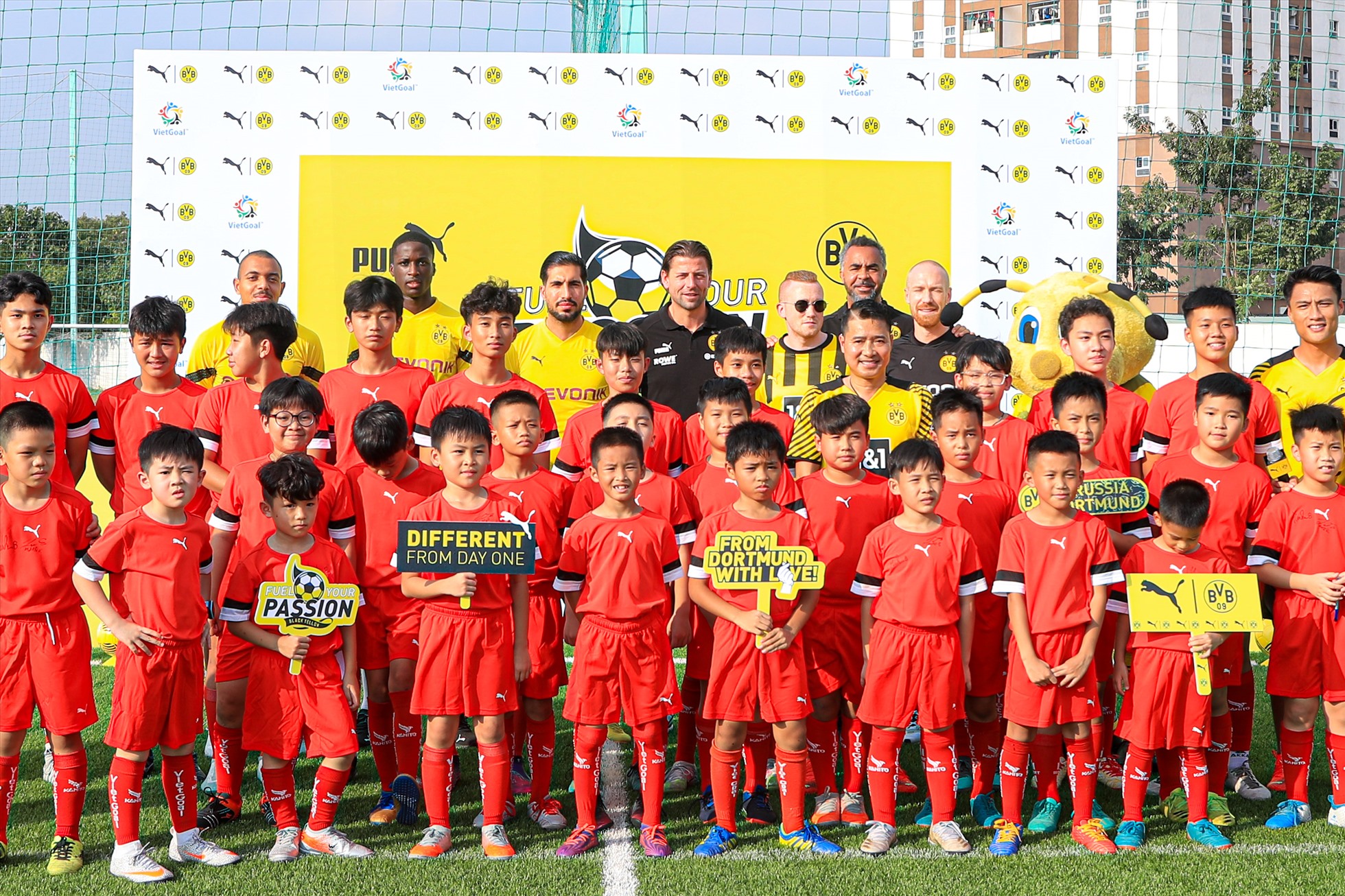 Ngôi sao Borussia Dortmund giao lưu các cầu thủ nhí Việt Nam-1