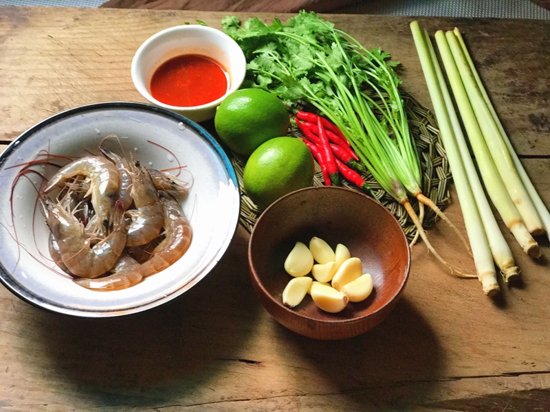 Học người Thái làm tôm trộn chanh sả ngon nức nở, ai ăn thử cũng mê ngay!-1