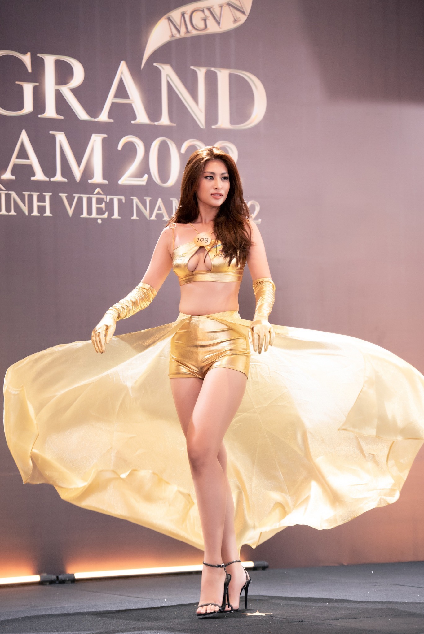 Hành trình chinh phục vương miện của tân Hoa hậu Hòa bình Việt Nam 2022-4