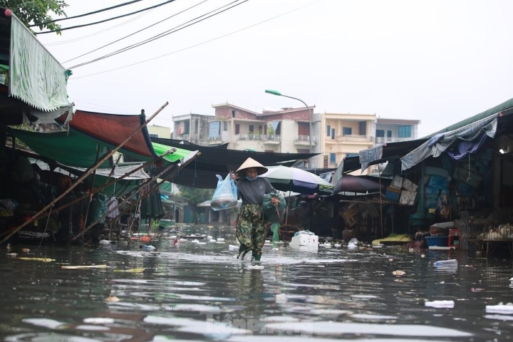 Nước lũ đổ về, chợ đầu mối lớn nhất Nghệ An ngập nặng-10