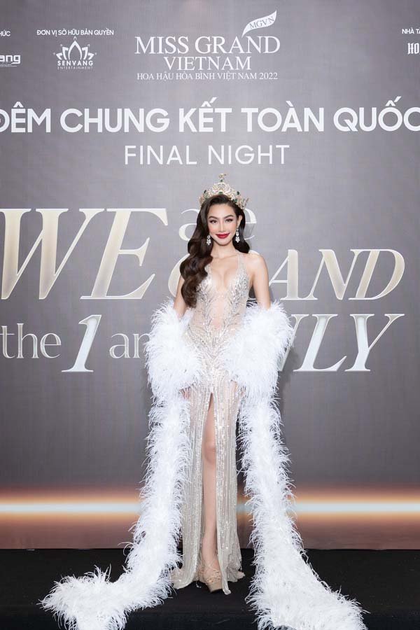 Thảm đỏ chung kết Miss Grand Việt Nam: Lona Kiều Loan "spotlight" với chiếc váy cồng kềnh được 4 vệ sĩ hộ tống-7