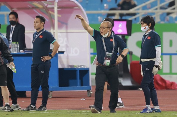 Thầy Park đàm phán hợp đồng mới; HLV Pau FC nói thẳng về Quang Hải-1