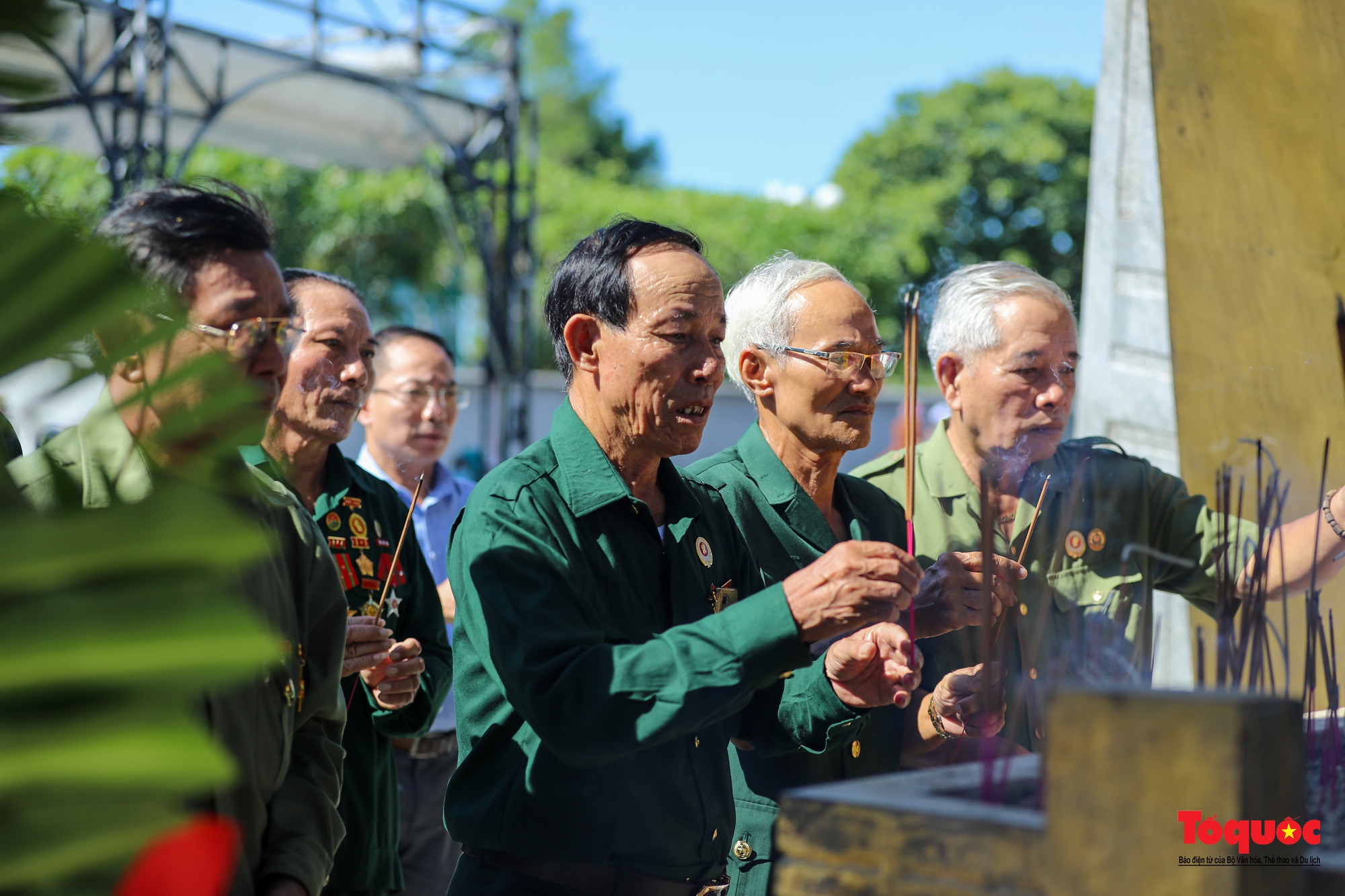 Bộ trưởng Bộ VHTTDL Nguyễn Văn Hùng dâng hương tri ân các liệt sỹ và tặng quà cho các cựu TNXP Quảng Trị-6