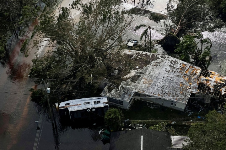Ảnh: Florida tan hoang trước siêu bão Ian-8